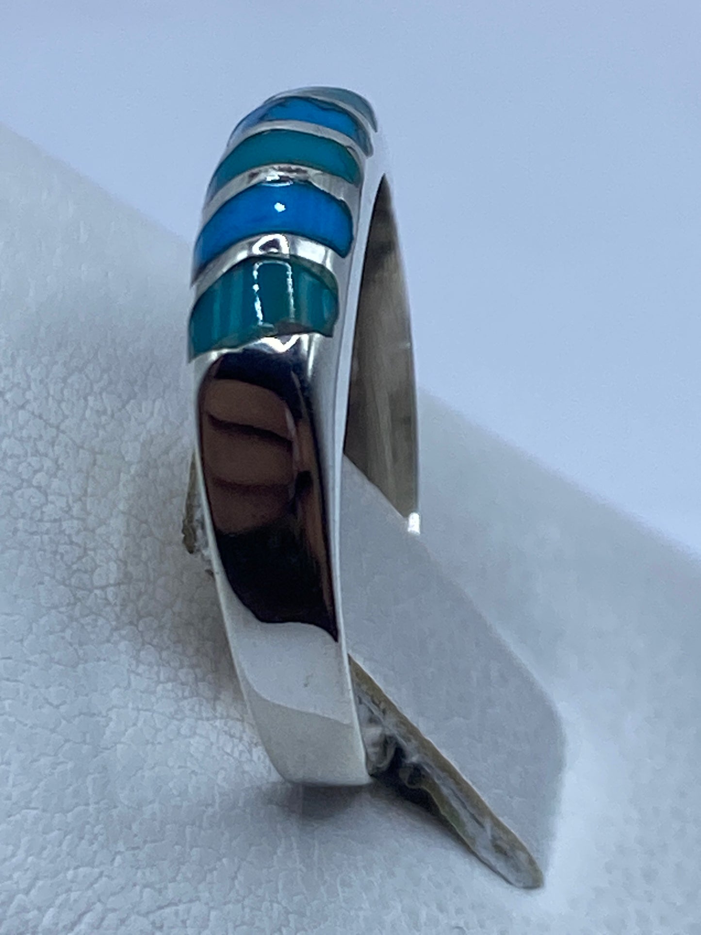 Anillo en dedo, turquesa azul cielo destacando sobre la piel