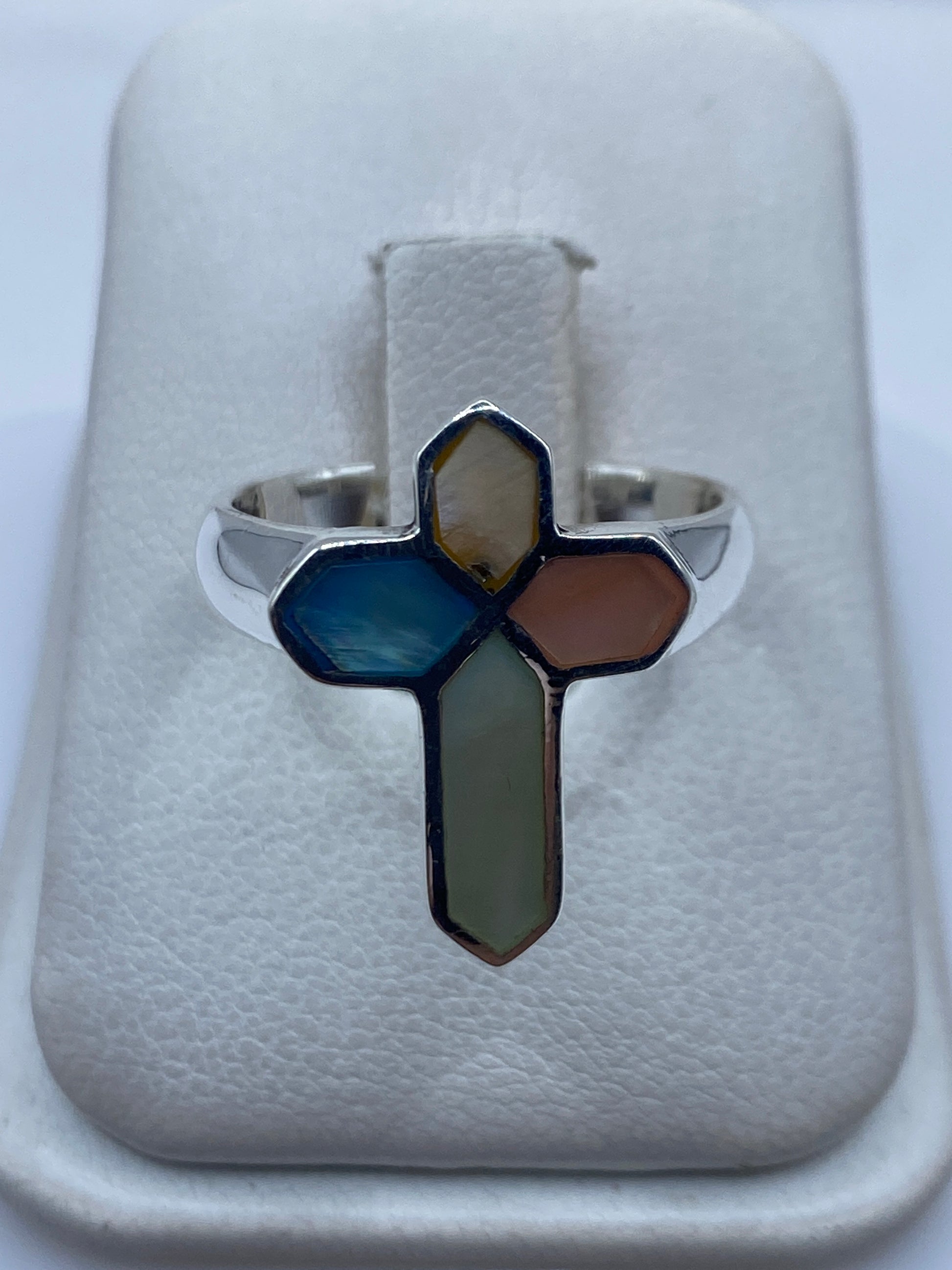 Anillo cruz de plata .925 con piedras azul, beige y marrón en estuche blanco