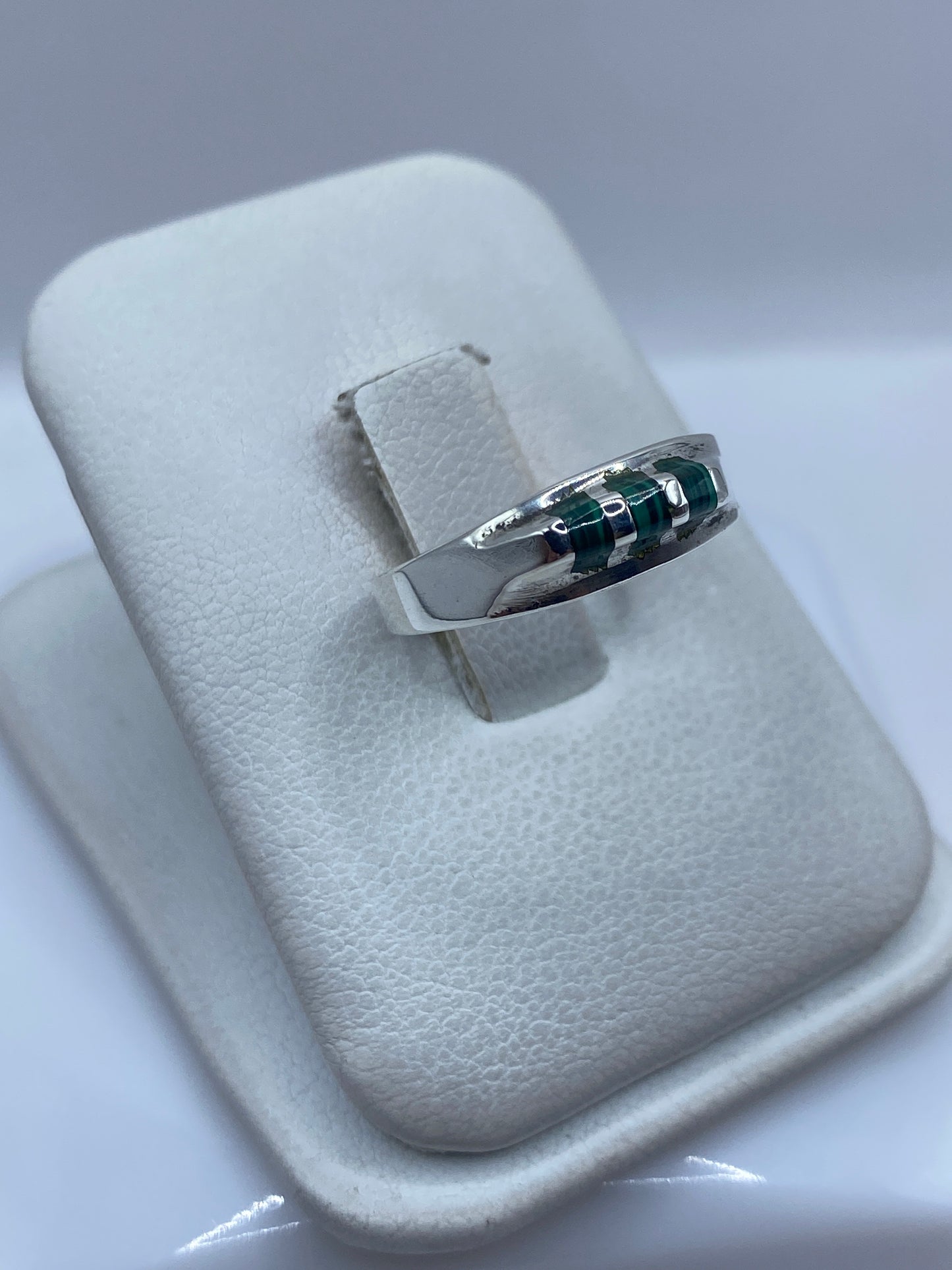 Detalle de la malaquita verde y el engaste a mano en plata .925