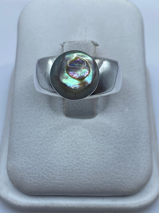 Anillo de plata .925 con piedra engastada, talla 8, vista superior sobre estuche blanco