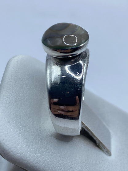 Anillo puesto en dedo mostrando el brillo de la piedra y la proporción del diseño