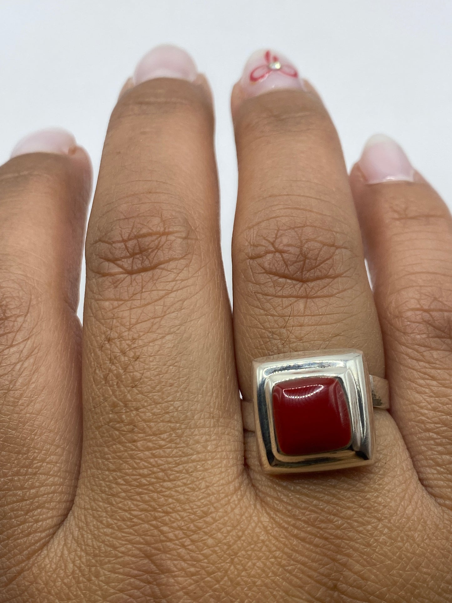 Anillo de plata sobre fondo blanco mostrando el Quinto .925