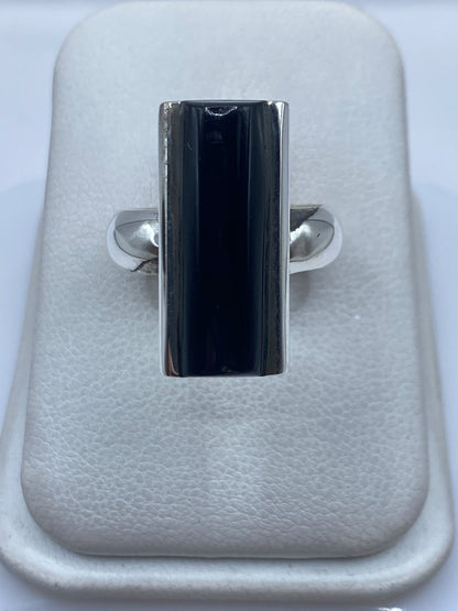 Anillo de plata con ónix negro engastado en estuche de presentación blanco