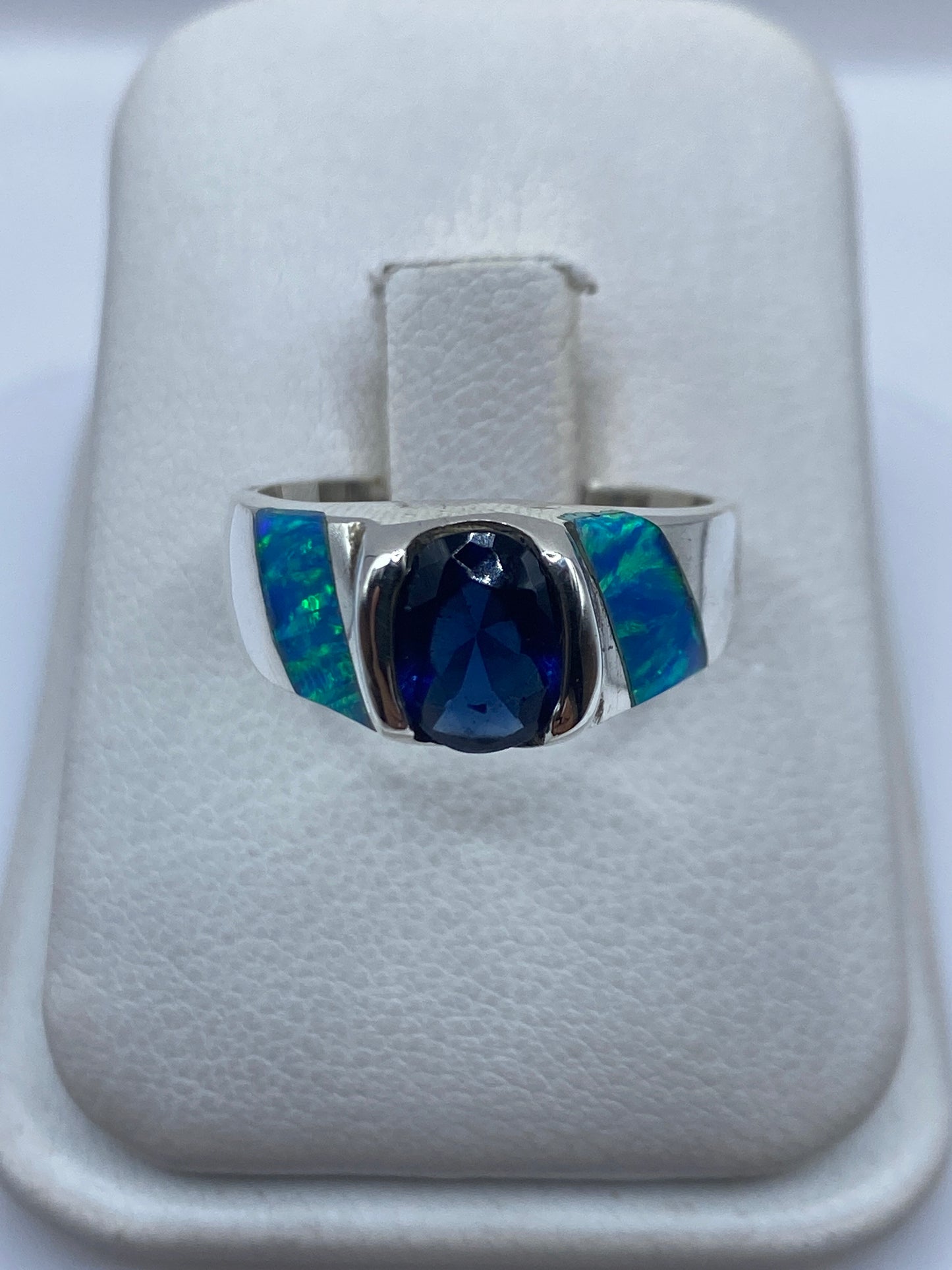 Anillo de plata .950 con Ópalo de Fuego azul engastado en bandas de plata pulida