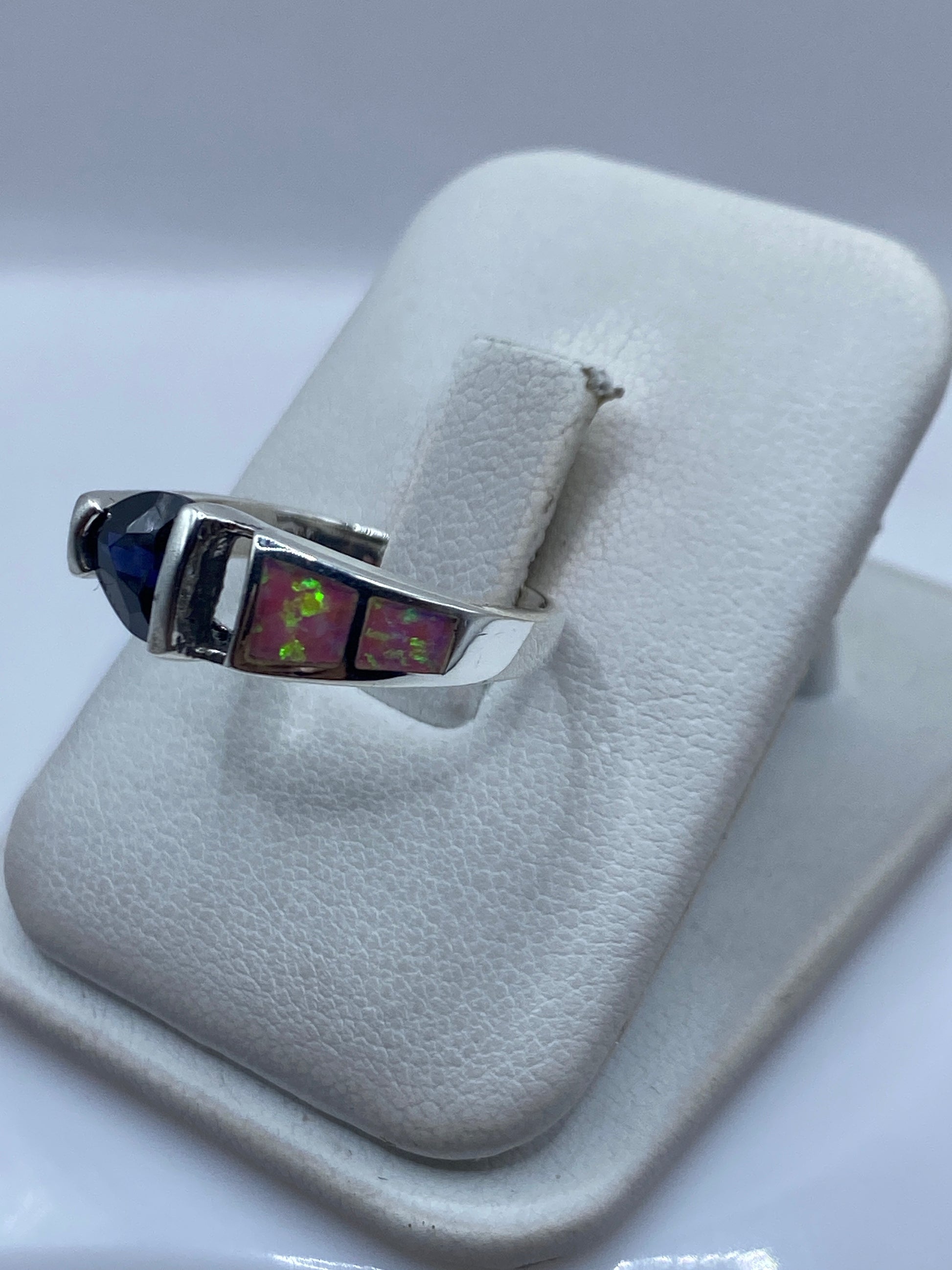Vista lateral del anillo de plata .925 con ópalo rosa engastado, detalle del Quinto