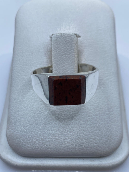 Anillo de plata .925 con piedra cafe engastada, vista frontal en estuche blanco