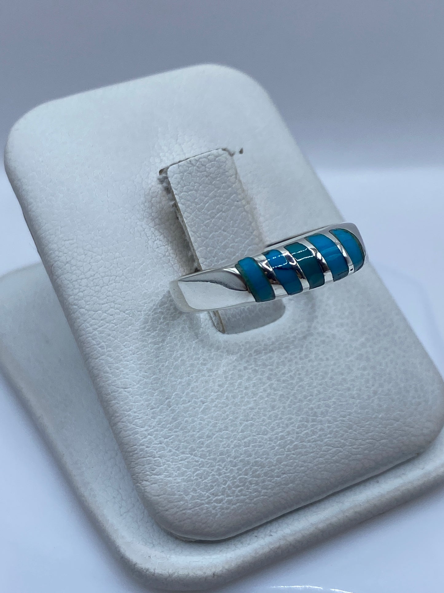 Detalle del engaste a mano de turquesa en plata .925