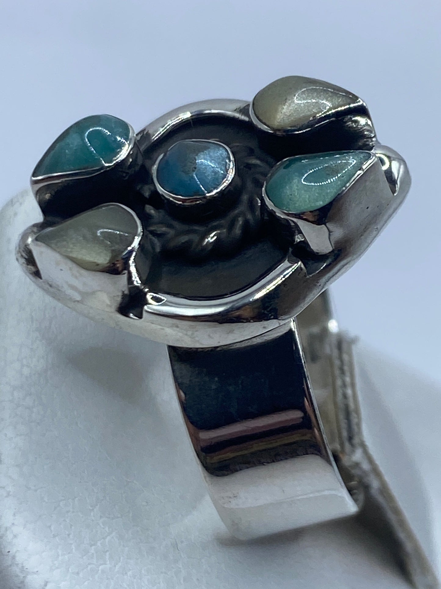 Detalle de la incrustación de piedra azul sobre fondo blanco