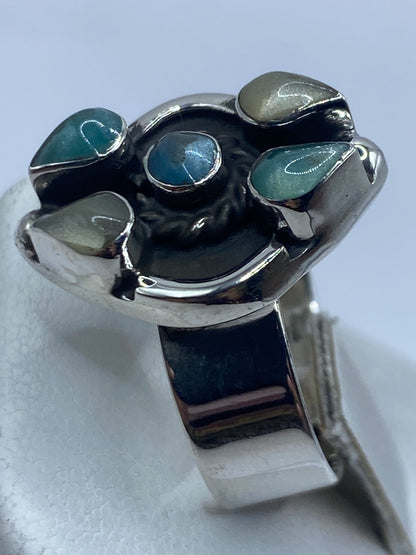 Detalle de la incrustación de piedra azul sobre fondo blanco