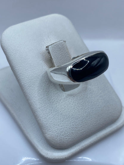 Detalle del ónix negro brillante engastado en plata, vista superior