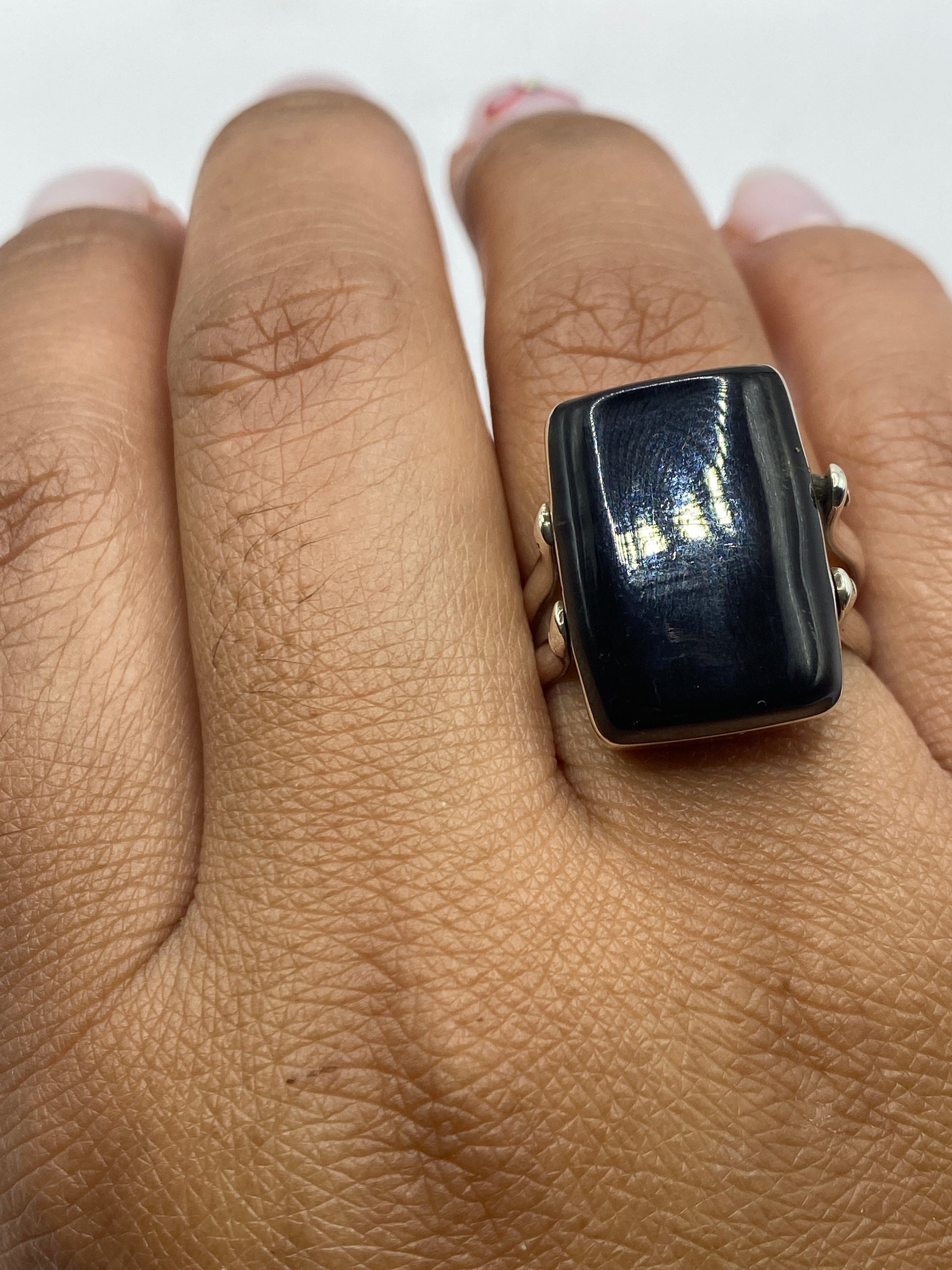 Anillo con turquesa en fondo blanco mostrando el Quinto .925