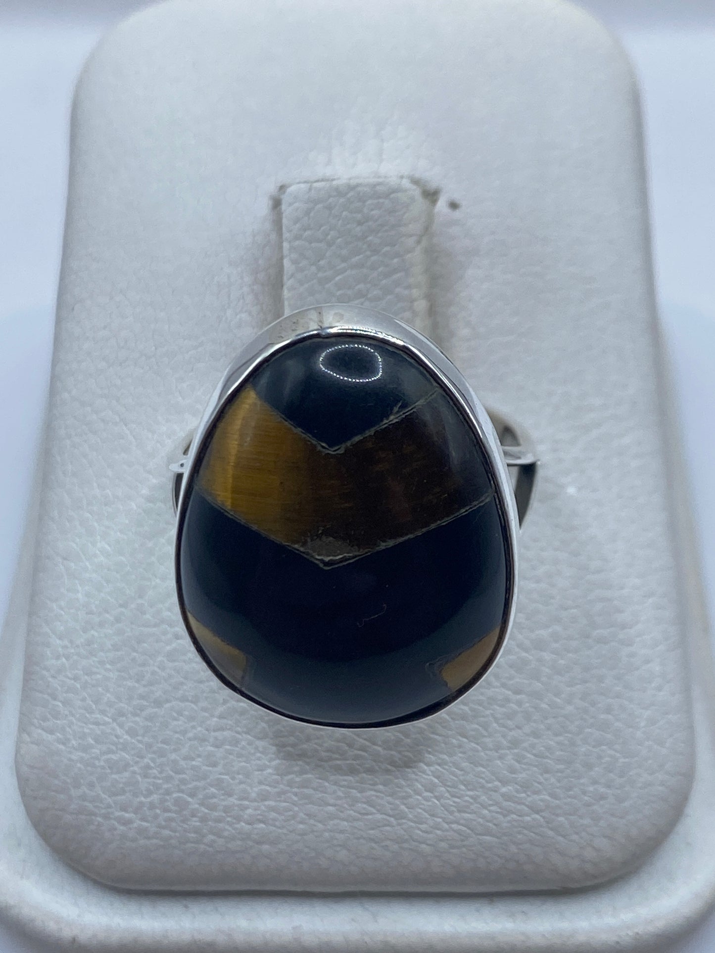 Anillo de plata .925 con ónix negro ovalado engastado a mano, sobre estuche blanco