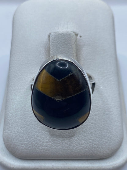 Anillo de plata .925 con ónix negro ovalado engastado a mano, sobre estuche blanco
