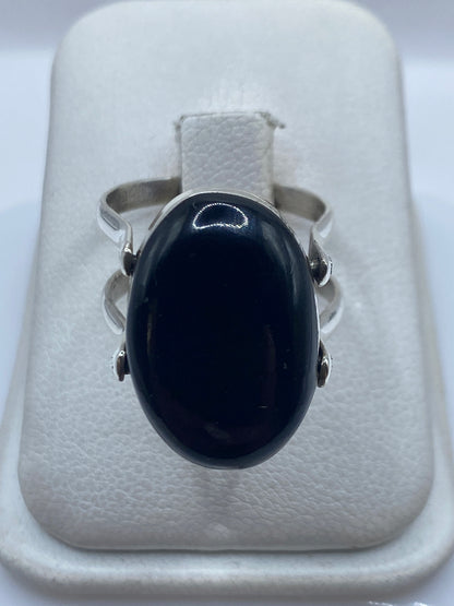 Anillo de ónix en talla 8, vista lateral mostrando el engaste y el Quinto