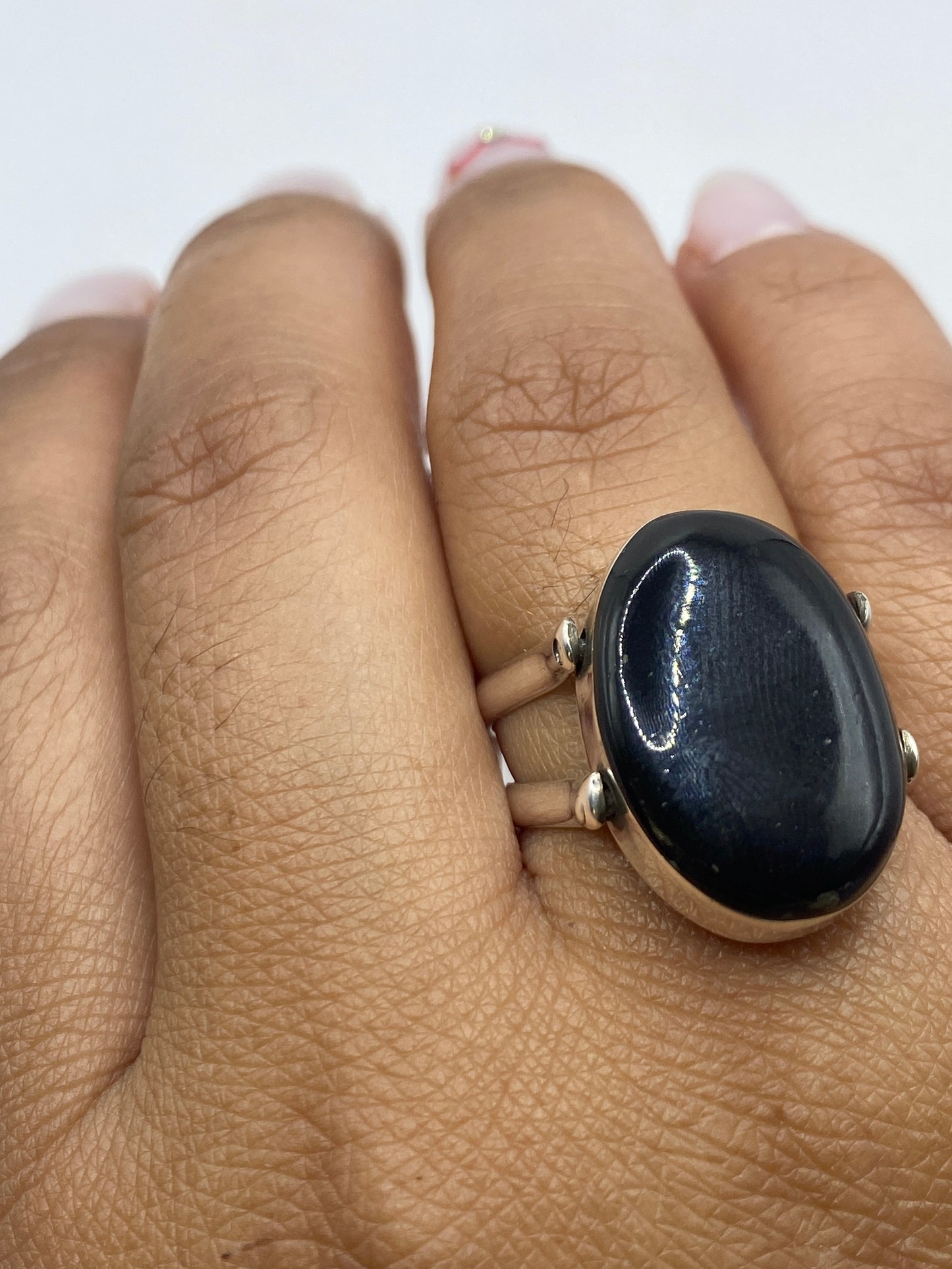 Anillo en la mano mostrando el color profundo del ónix natural
