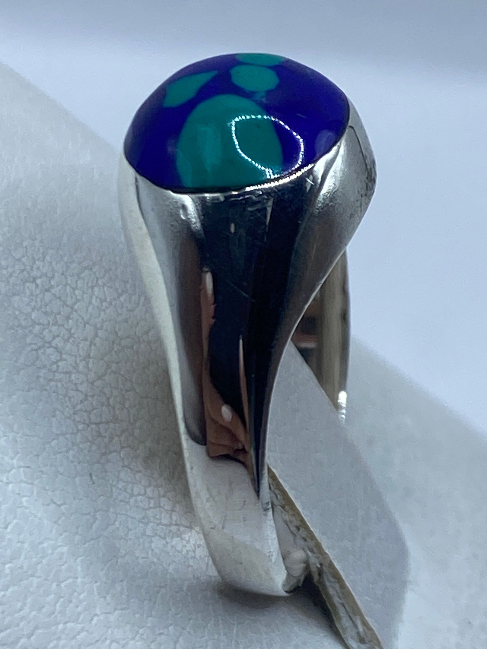 Detalle del engaste a mano y la piedra azul intenso