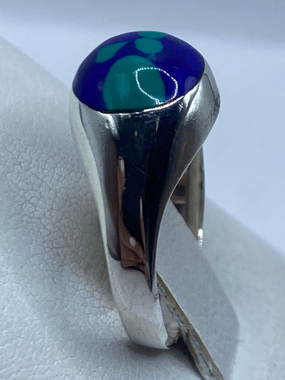 Detalle del engaste a mano y la piedra azul intenso