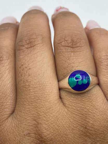 Anillo sobre fondo gris mostrando el Quinto .925 grabado