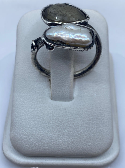 Anillo de plata ajustable con perla blanca nacarada, vista frontal sobre fondo blanco