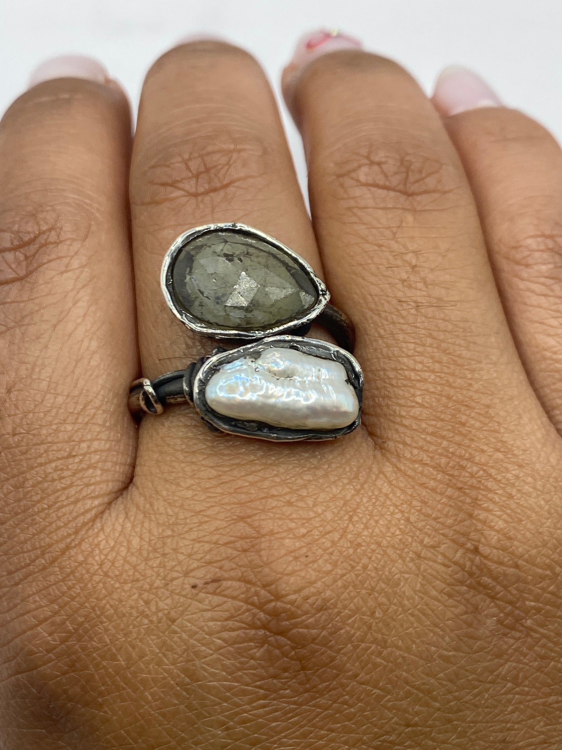 Anillo sobre fondo blanco, perfil lateral del diseño ajustable