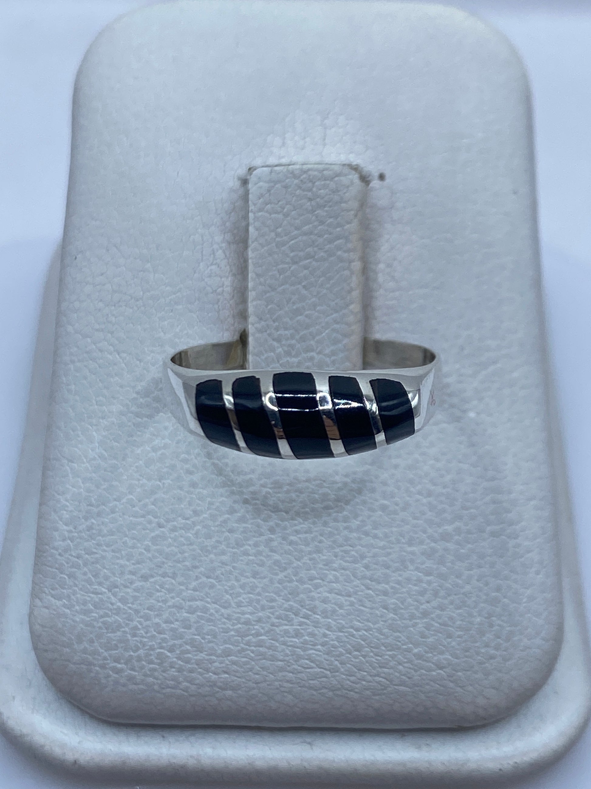 Anillo de plata con ónix negro en estuche blanco, vista frontal