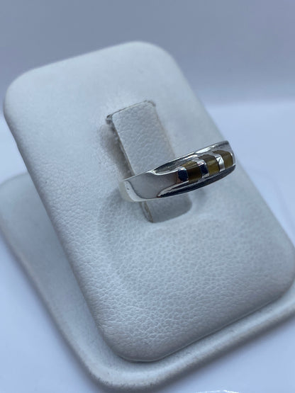 Vista frontal del anillo de plata .925 con diseño moderno y limpio