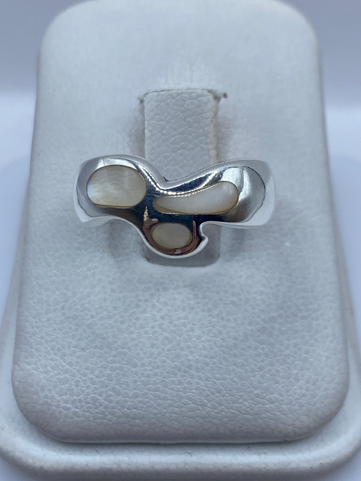 Anillo de plata .925 con perla natural blanco cremoso en diseño orgánico fluido