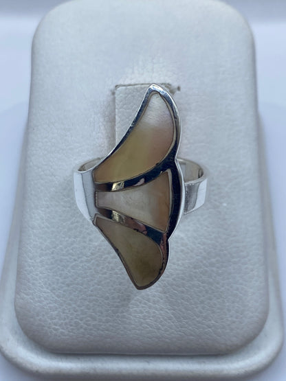 Anillo de plata .925 con perla blanco cremoso engastada, vista frontal sobre fondo blanco