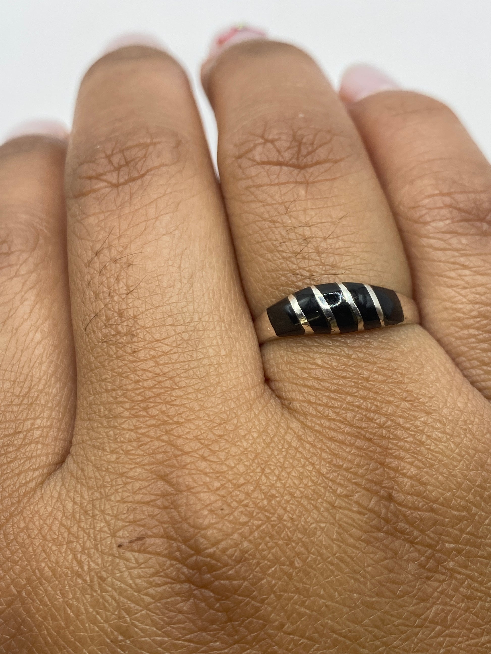 Anillo sobre fondo blanco mostrando el Quinto .925 en el interior