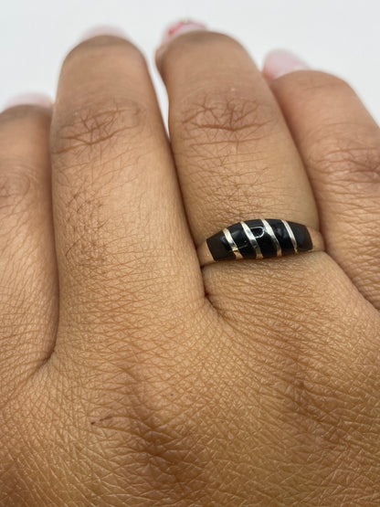Anillo sobre fondo blanco mostrando el Quinto .925 en el interior