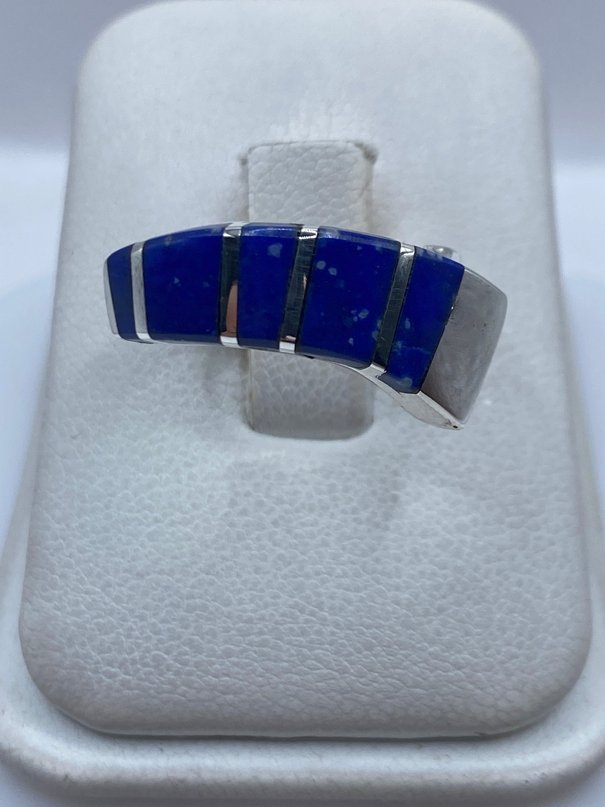 Anillo de plata con lapislázuli azul incrustado en bandas geométricas, vista frontal