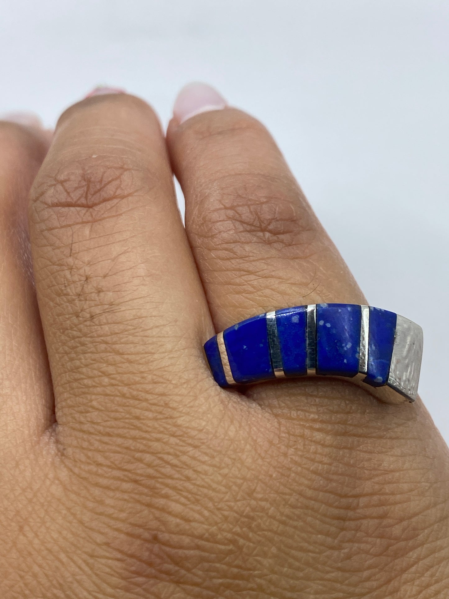 Anillo sobre fondo blanco mostrando el Quinto .925 y la profundidad azul del lapislázuli
