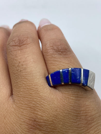 Anillo sobre fondo blanco mostrando el Quinto .925 y la profundidad azul del lapislázuli