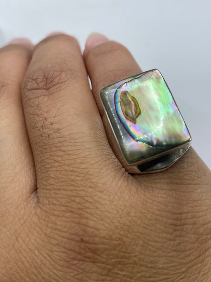 Anillo de plata con piedra engastada, vista lateral mostrando el peso y la solidez