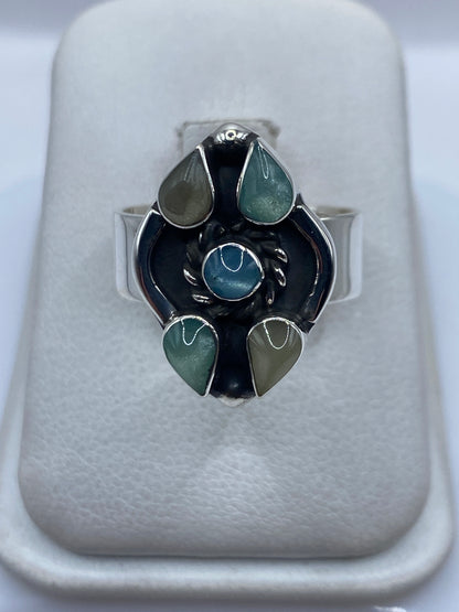Anillo ajustable de plata con cinco piedras multicolor verde, azul y gris engastadas en el top