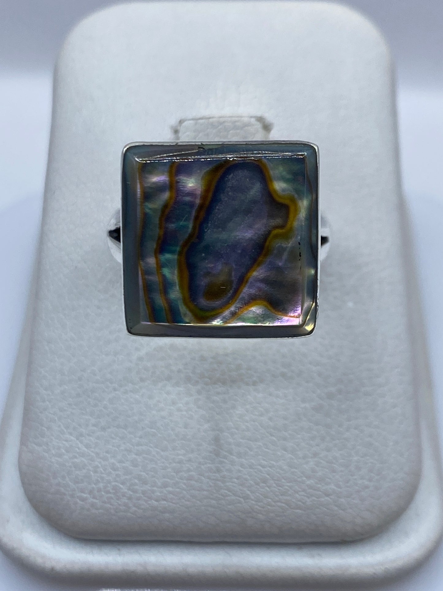 Anillo de plata .925 con piedra engastada en marco cuadrado, vista frontal sobre fondo blanco