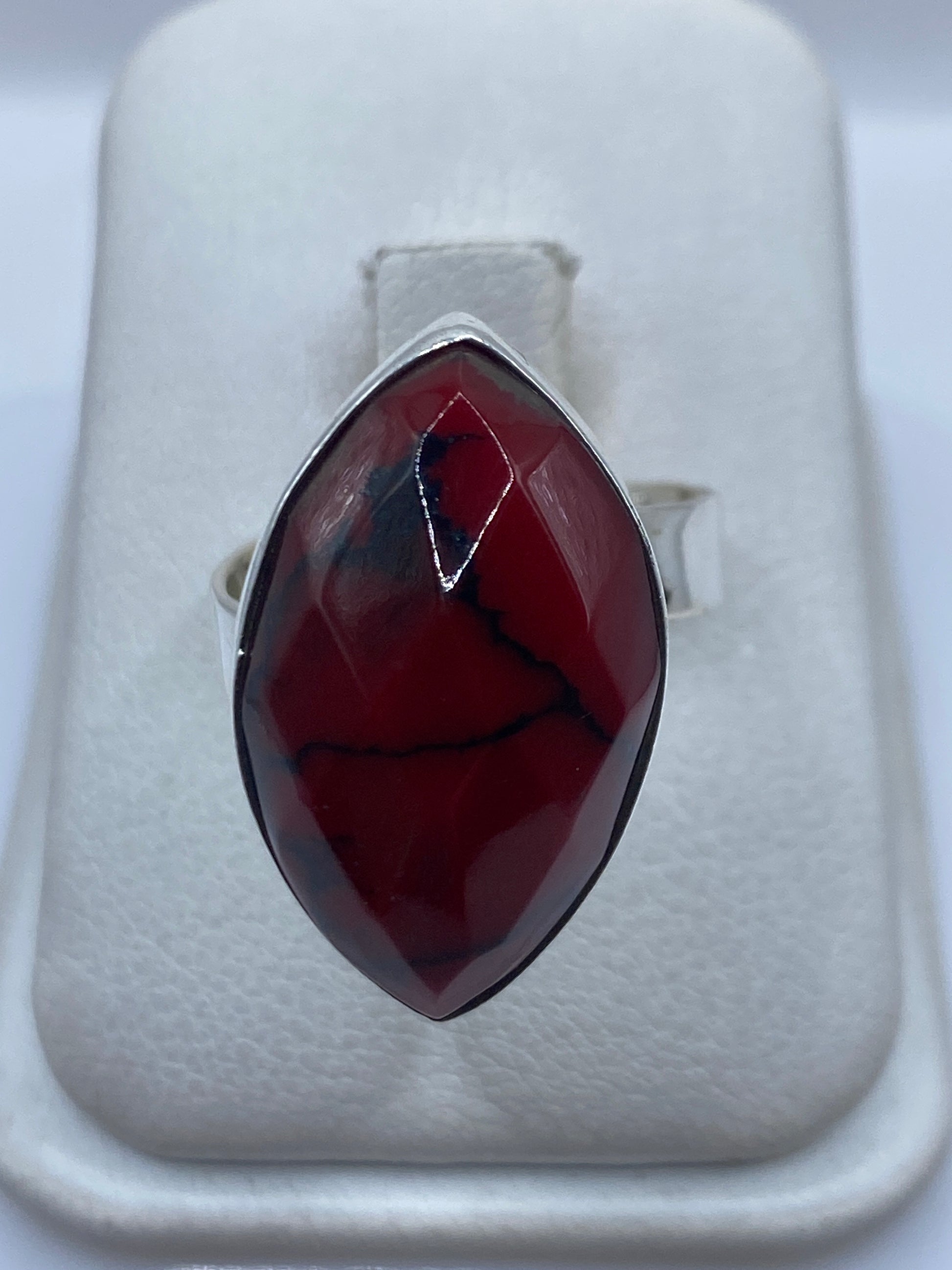 Anillo de plata ajustable con coral rojo engastado, vista frontal
