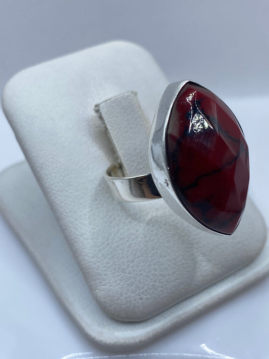 Anillo de coral rojo en plata .925 luciendo en la mano