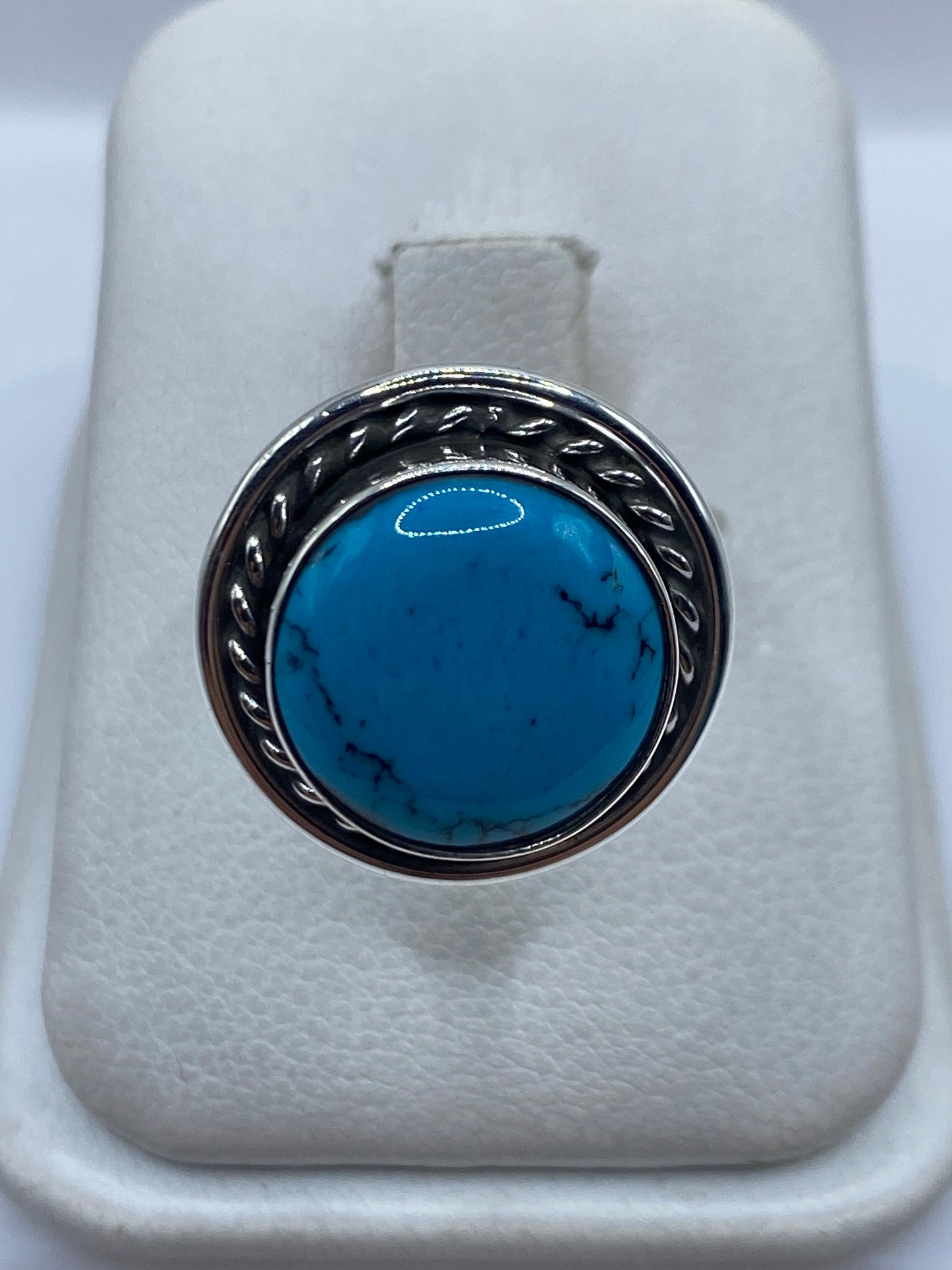 Anillo de plata con turquesa azul cielo en estuche blanco, vista frontal del engaste