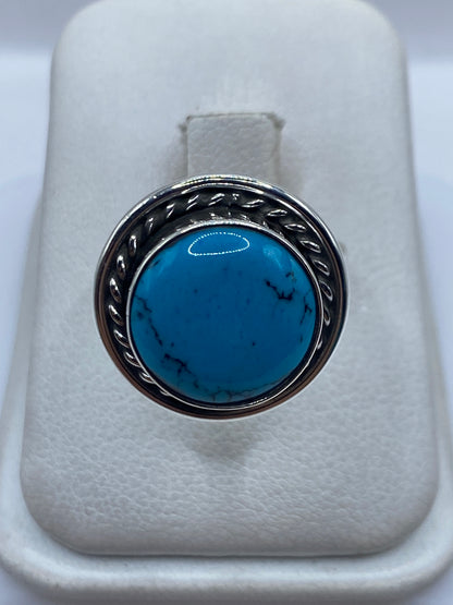 Anillo de plata con turquesa azul cielo en estuche blanco, vista frontal del engaste