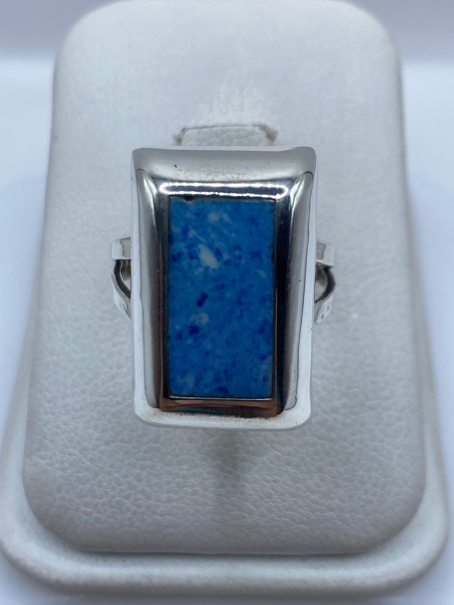 Anillo de plata .925 con piedra azul engastada, vista frontal sobre fondo blanco