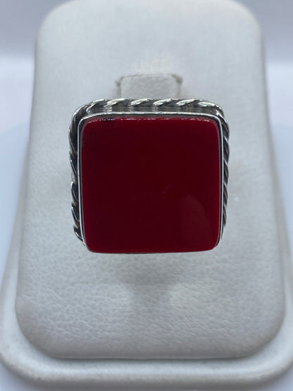 Anillo de plata con coral rojo engastado en marco de filigrana, vista frontal