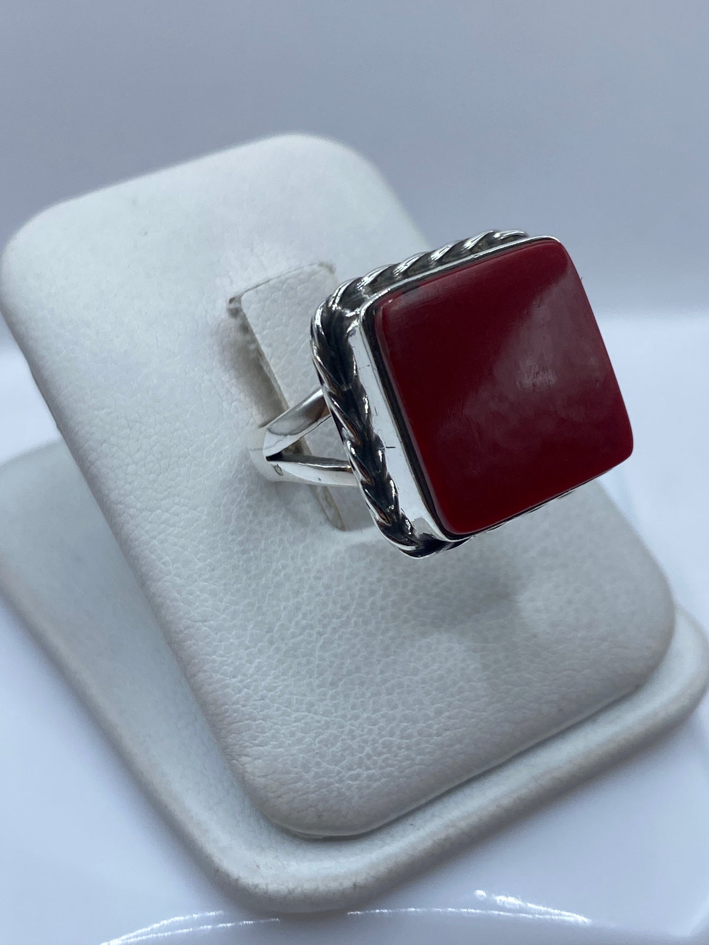 Anillo de coral rojo en plata .925 de Taxco, detalle lateral del engaste