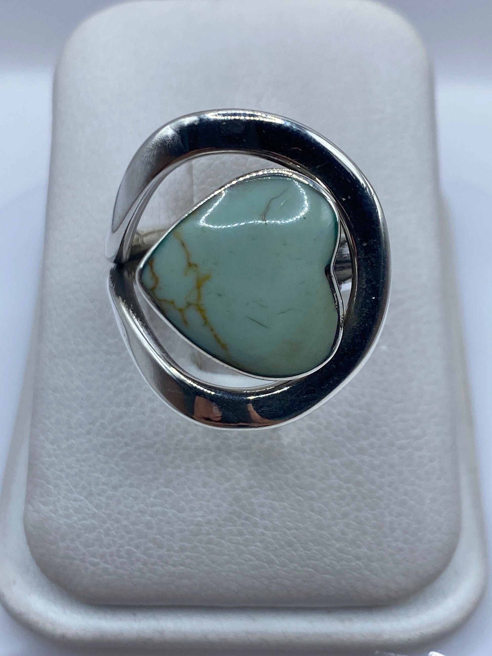 Anillo de plata con turquesa azul cielo, diseño redondeado envolvente