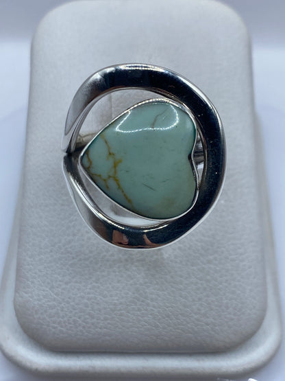 Anillo de plata con turquesa azul cielo, diseño redondeado envolvente