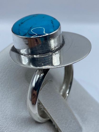 Detalle de la turquesa azul cielo con vetas naturales en el engaste de plata