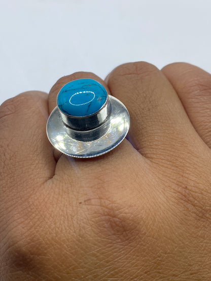 Anillo ajustable en la mano mostrando la adaptabilidad y el brillo de la plata .925