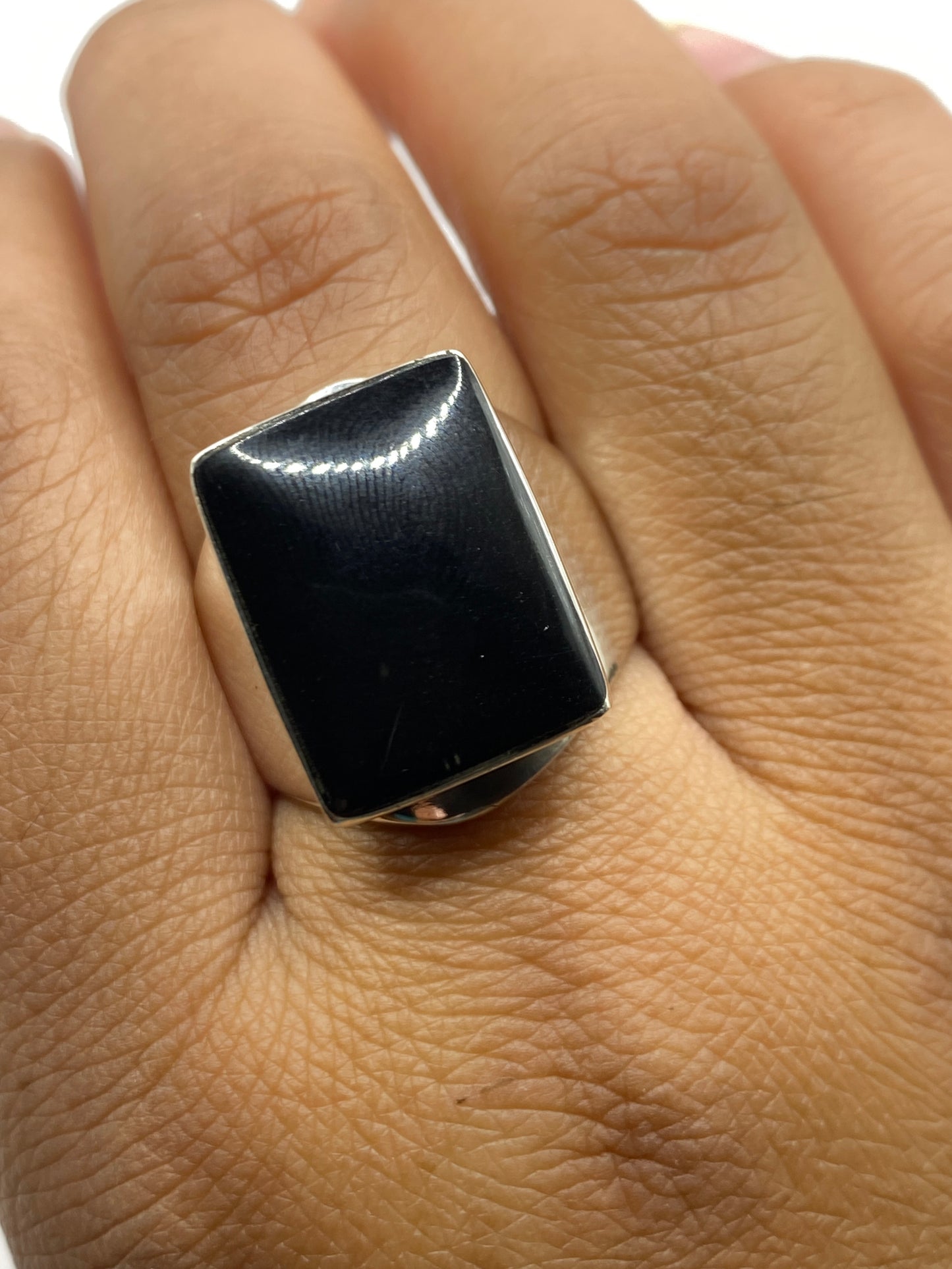 Anillo de plata sobre base neutra con el Quinto .925 visible