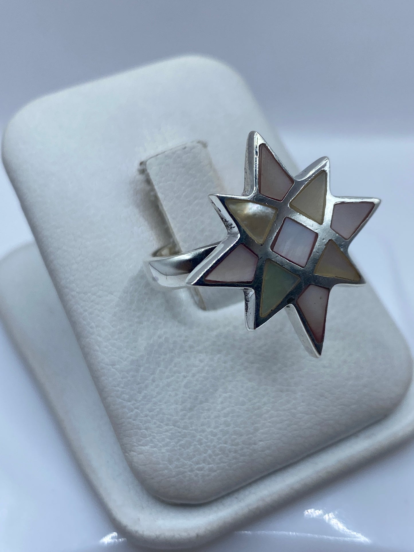 Lateral del anillo estrella en plata .925 mostrando el relieve tridimensional y el engaste de piedras