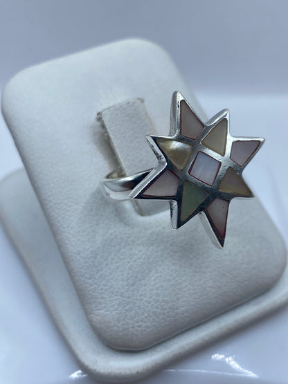 Lateral del anillo estrella en plata .925 mostrando el relieve tridimensional y el engaste de piedras